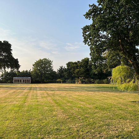 Stay At 'The Elms' In Tranquil Church Norton, Selsey - Ground Floor Bedroom, Own Private Bathroom, Quiet Beach, 2 Acre Garden By The Sea, On Edge Of Wildlife Nature Reserve ภายนอก รูปภาพ