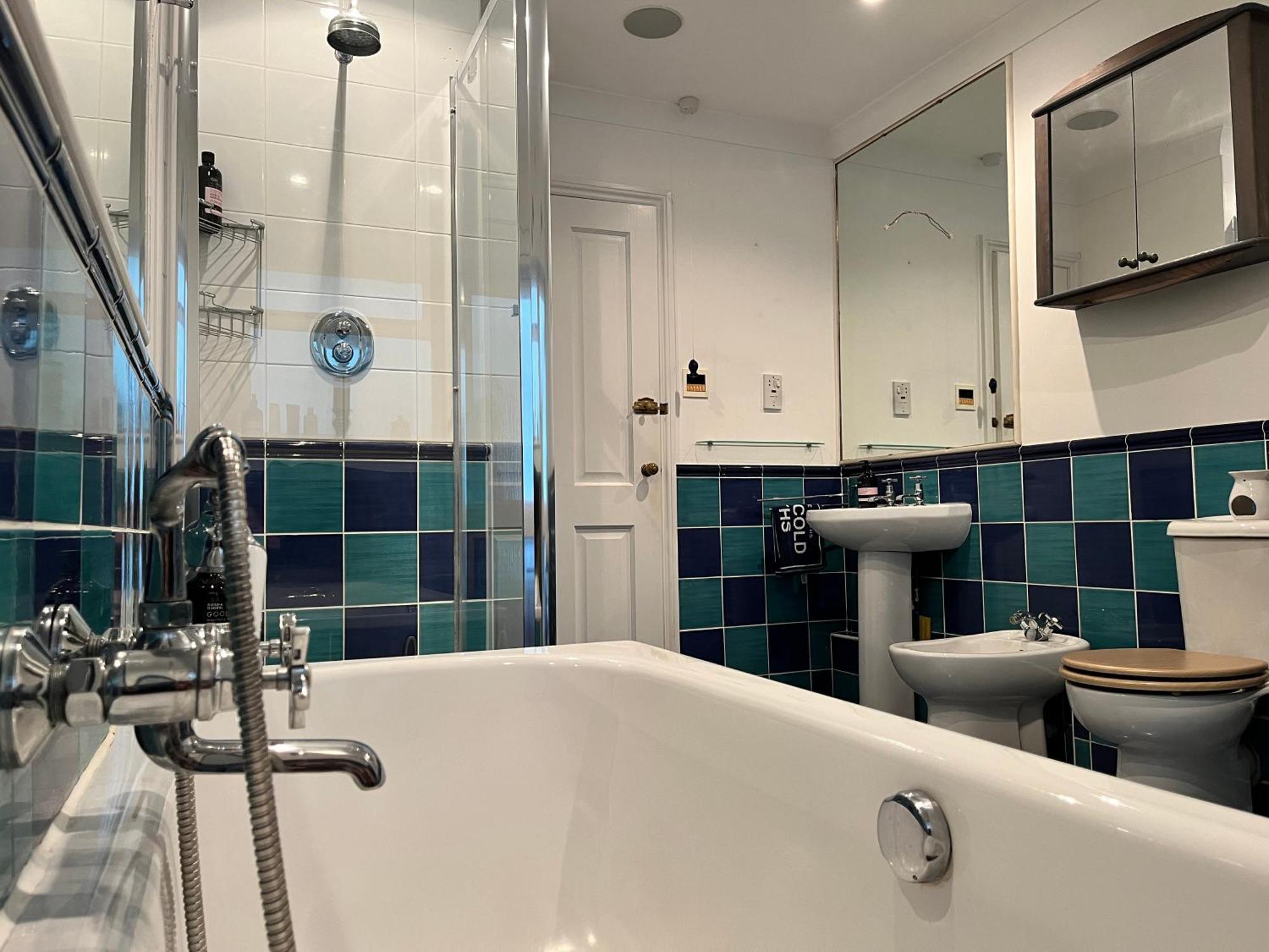 Stay At 'The Elms' In Tranquil Church Norton, Selsey - Ground Floor Bedroom, Own Private Bathroom, Quiet Beach, 2 Acre Garden By The Sea, On Edge Of Wildlife Nature Reserve ภายนอก รูปภาพ