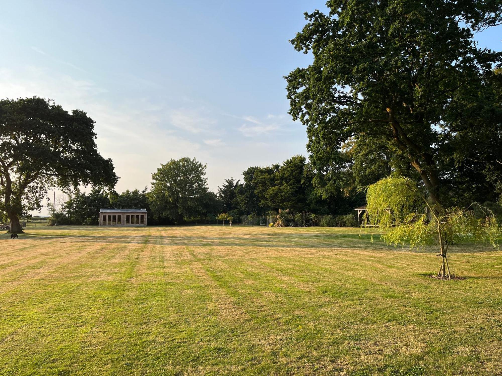Stay At 'The Elms' In Tranquil Church Norton, Selsey - Ground Floor Bedroom, Own Private Bathroom, Quiet Beach, 2 Acre Garden By The Sea, On Edge Of Wildlife Nature Reserve ภายนอก รูปภาพ