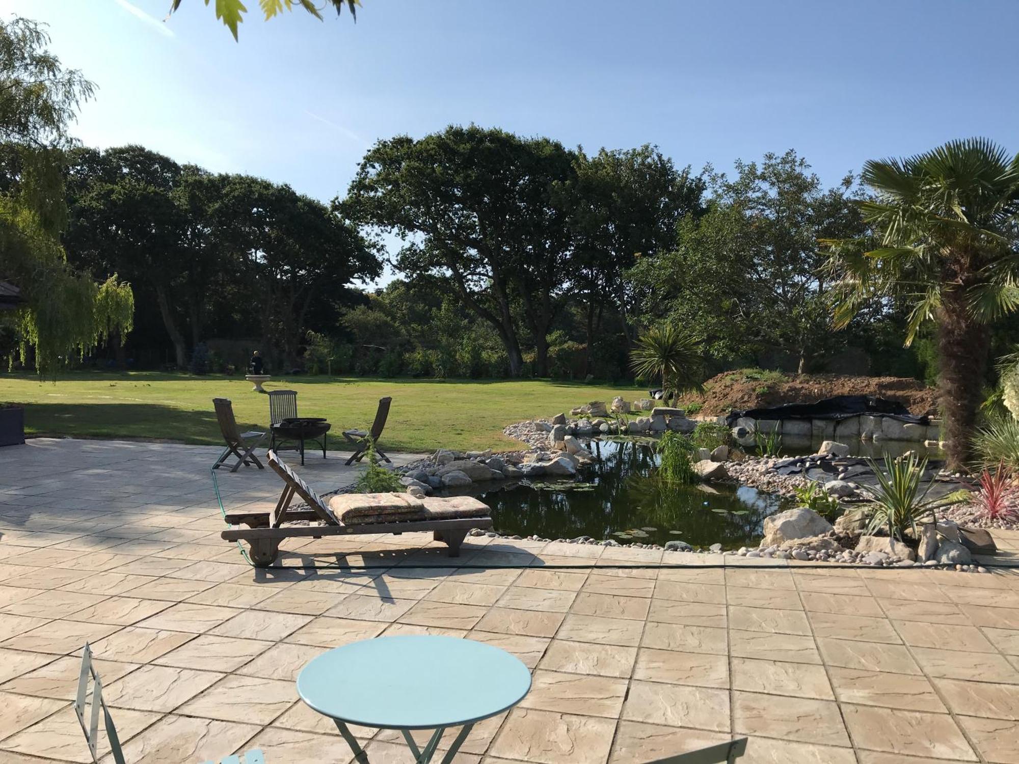 Stay At 'The Elms' In Tranquil Church Norton, Selsey - Ground Floor Bedroom, Own Private Bathroom, Quiet Beach, 2 Acre Garden By The Sea, On Edge Of Wildlife Nature Reserve ภายนอก รูปภาพ
