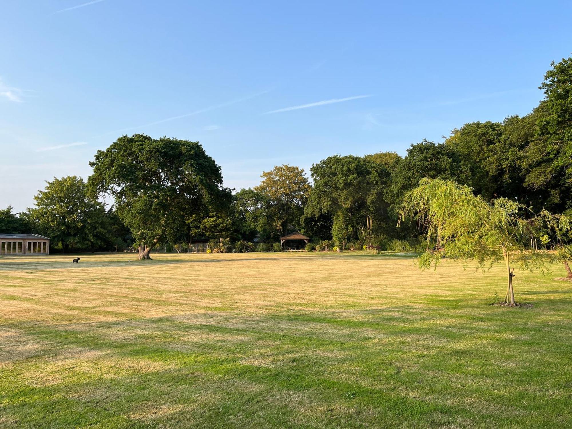 Stay At 'The Elms' In Tranquil Church Norton, Selsey - Ground Floor Bedroom, Own Private Bathroom, Quiet Beach, 2 Acre Garden By The Sea, On Edge Of Wildlife Nature Reserve ภายนอก รูปภาพ